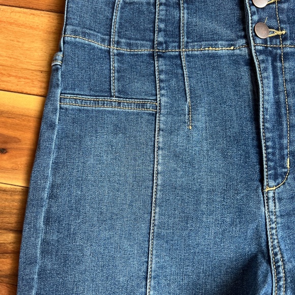 Altar'd State Women's  Grace High Waist Denim SHORTS Medium NWT - Picture 6 of 10